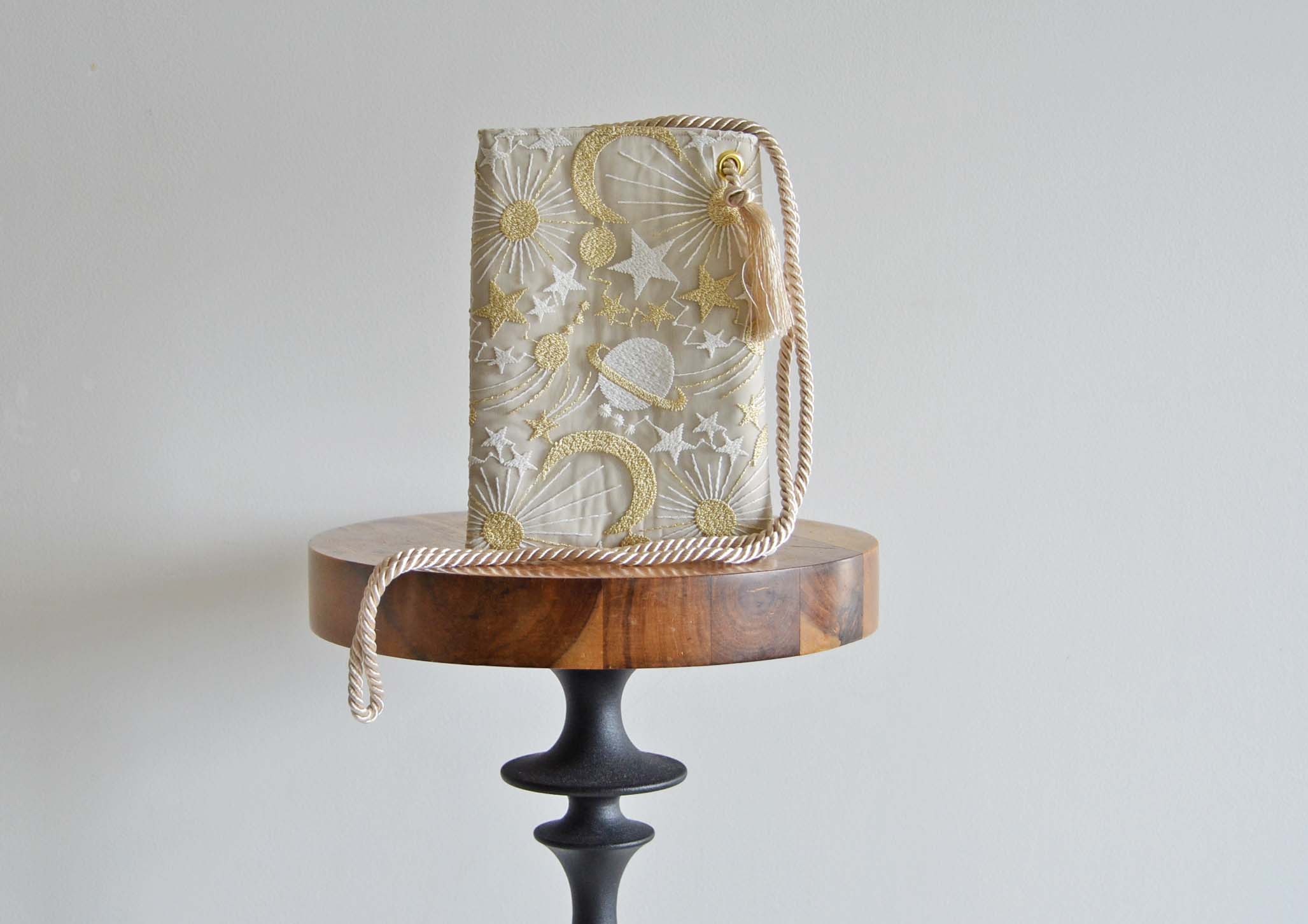 【選べるカラー】　プラネットチュール刺繍スマホポーチ　月と星　スマホショルダー